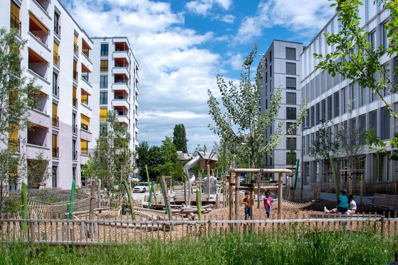 Étape 1 de l'écoquartier des Plaines-du-Loup – Rue Germaine-Ernst et sa place de jeux – Ville de Lausanne